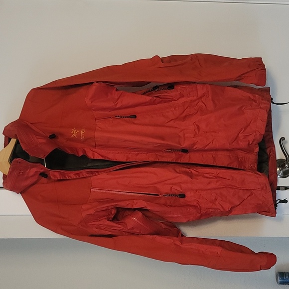 Mens  Vintage Arc'teryx Red Theta LT Gore-tex Gold logo - Picture 1 of 5
